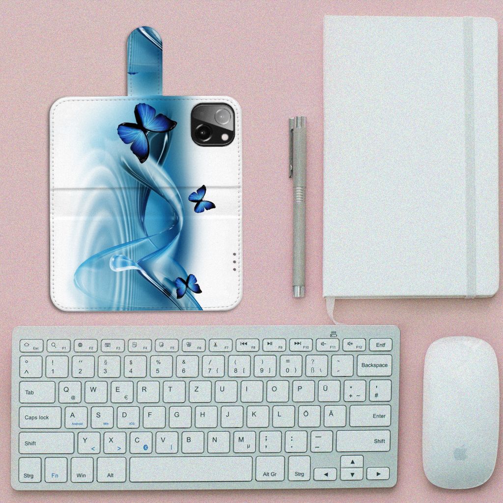 iPhone 13 Mini Telefoonhoesje met Pasjes Vlinders op een bureau met toetsenbord en muis.