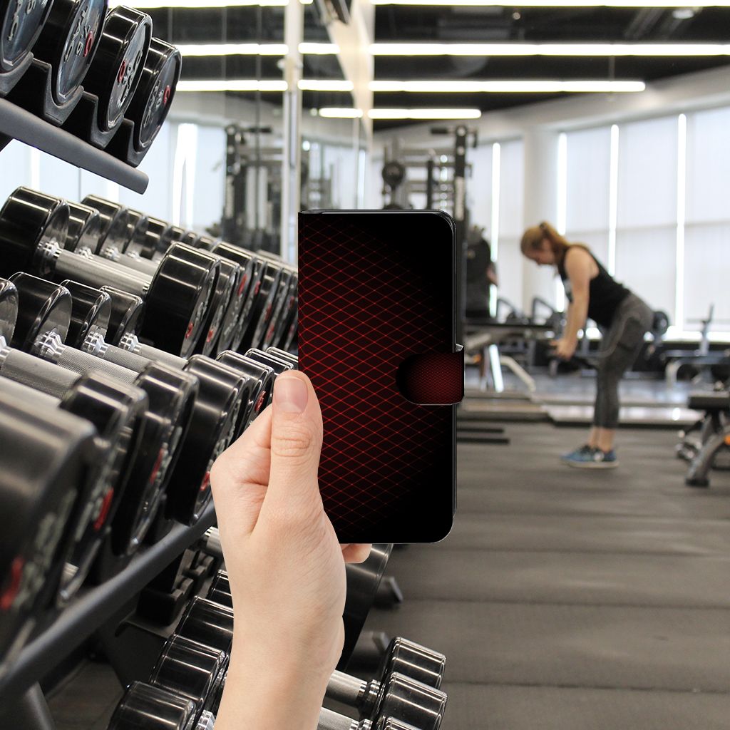 Motorola Moto G72 Telefoon Hoesje Geruit Rood in hand in sportschoenen met gewichten op de achtergrond.