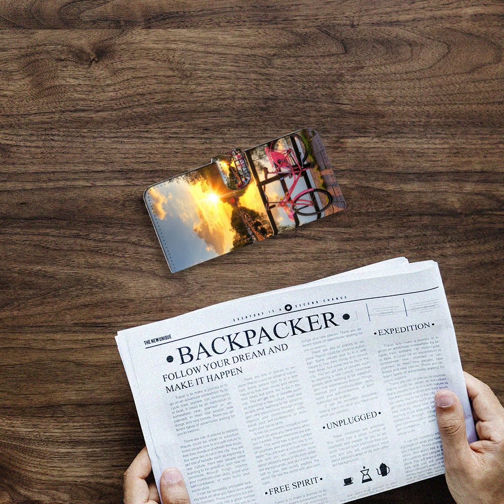 Samsung Galaxy A14 4G Flip Cover Amsterdamse Grachten op een houten tafel met een krant.