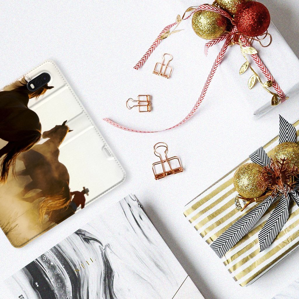 Samsung Xcover Pro Hoesje maken Design Cowboy met paardenprint en kerstversiering op tafel.