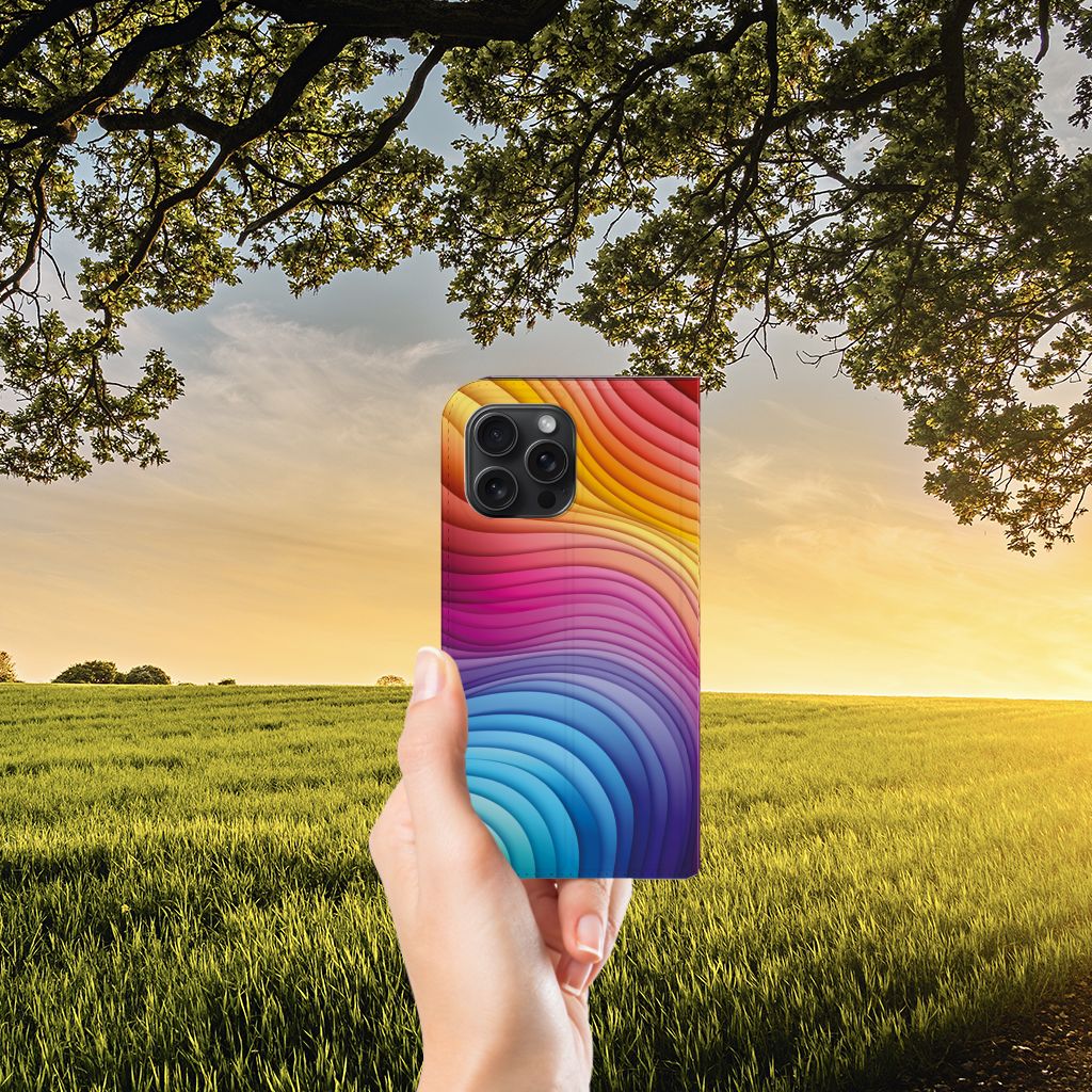 Stand Case voor iPhone 15 Pro Max Regenboog met kleurrijk design in hand, voor zonsondergang en natuur.