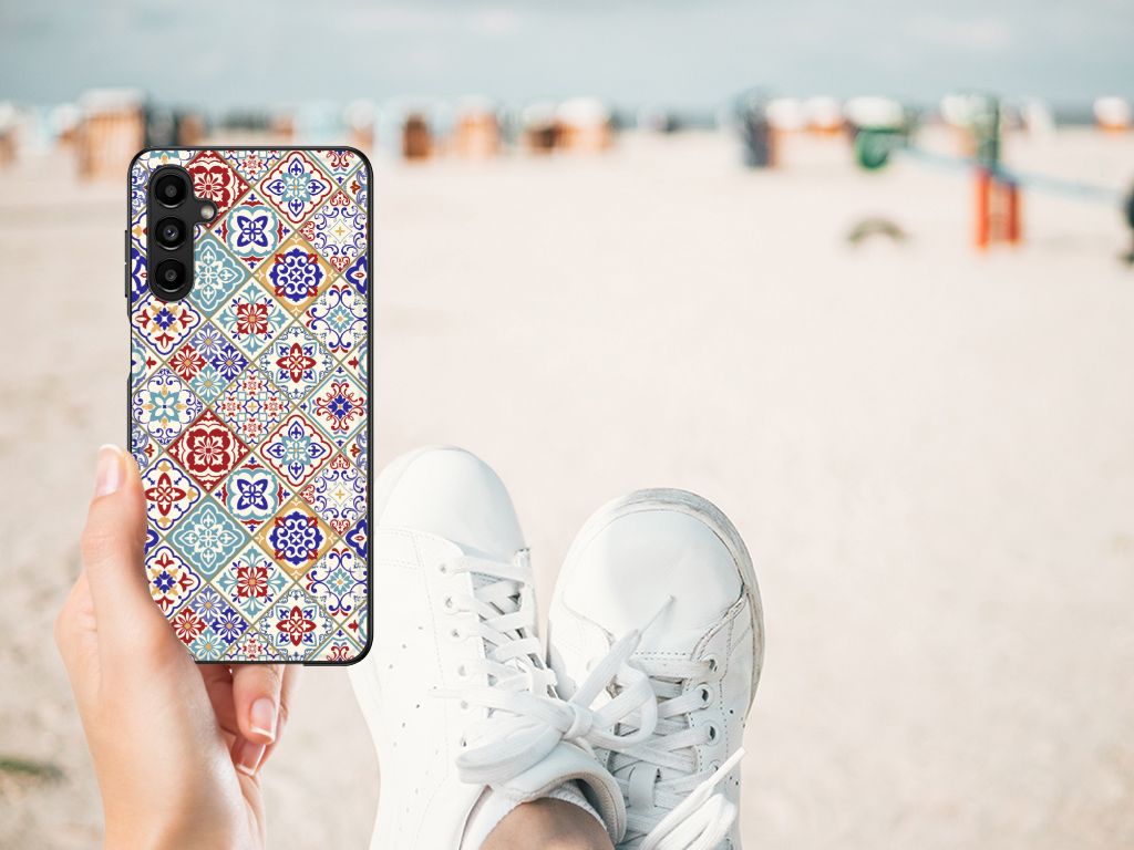 Samsung Galaxy A14 5G Marmeren Print Telefoonhoesje Tiles Color op het strand met sneakers.