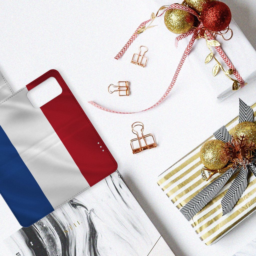 Huawei P40 Pro Bookstyle Case Nederlandse Vlag met Franse kleuren op een tafel met kerstversieringen