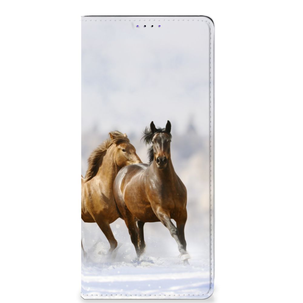 Samsung Galaxy A22 5G Hoesje maken Paarden met prachtige afbeelding van rennende paarden in de sneeuw.