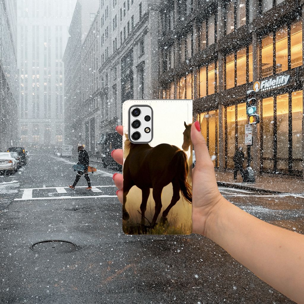 Samsung Galaxy A53 Hoesje maken Design Cowboy met paardenprint in een stedelijke omgeving