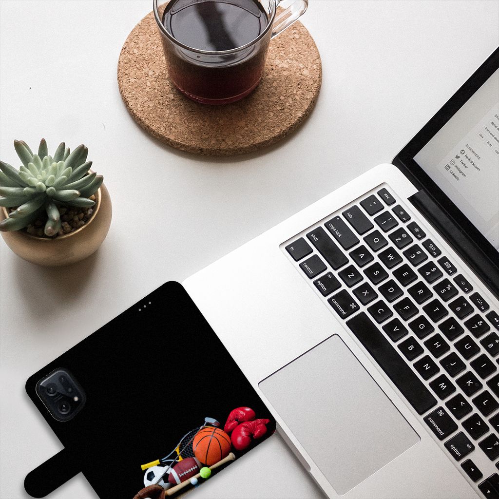 OPPO Find X5 Wallet Case met Pasjes Sports met sport accessoires op een bureau met een laptop en een kopje koffie