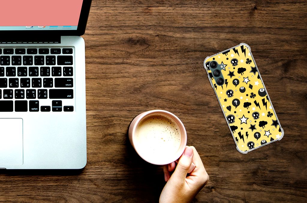 Extreme Case Samsung Galaxy A14 5G/4G Punk Geel ligt naast een laptop en een kop koffie.