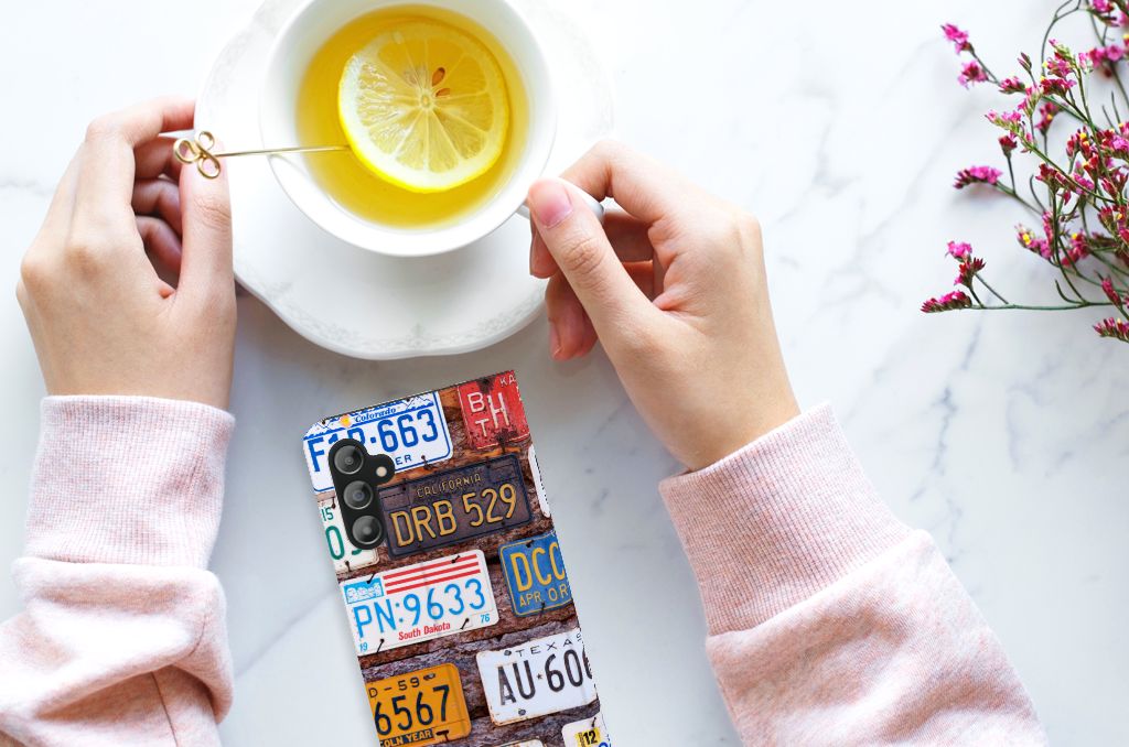 Samsung Galaxy A14 5G Stand Case Kentekenplaten met Amerikaanse kentekenplaten en een kopje thee.