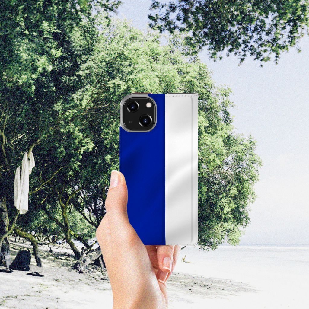 iPhone 14 Standcase Frankrijk met blauwe en witte vlag, weergegeven op een zonnige strandlocatie.