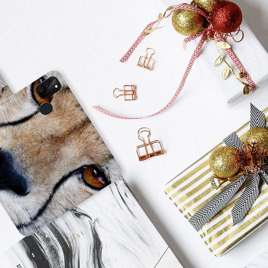 Samsung Galaxy M21 | M30s Telefoonhoesje met Pasjes Cheetah, close-up cheeta met cadeau's op tafel.