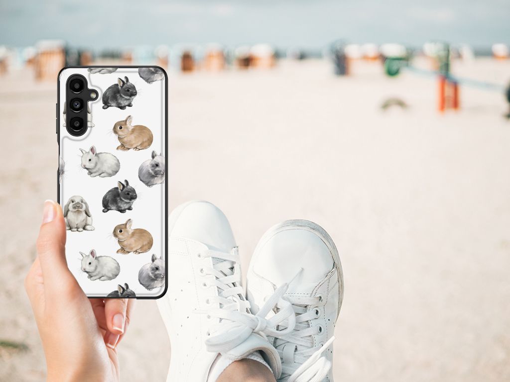 Dierenprint Telefoonhoesje voor Samsung Galaxy A14 5G Konijntjes met schattige konijnen op een strand.