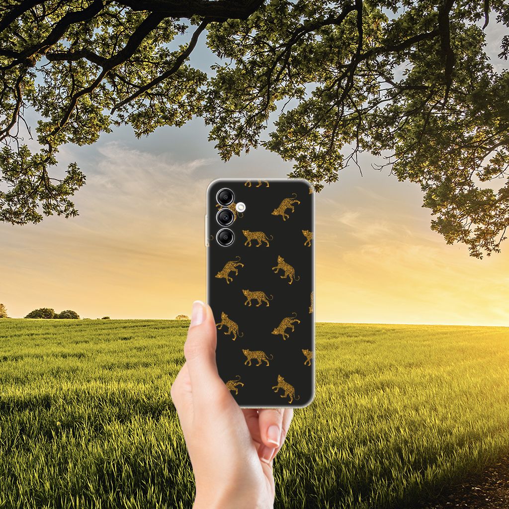 TPU Hoesje voor Samsung Galaxy A14 5G Leopards in hand met luipaardenprint en zonsondergang op de achtergrond.