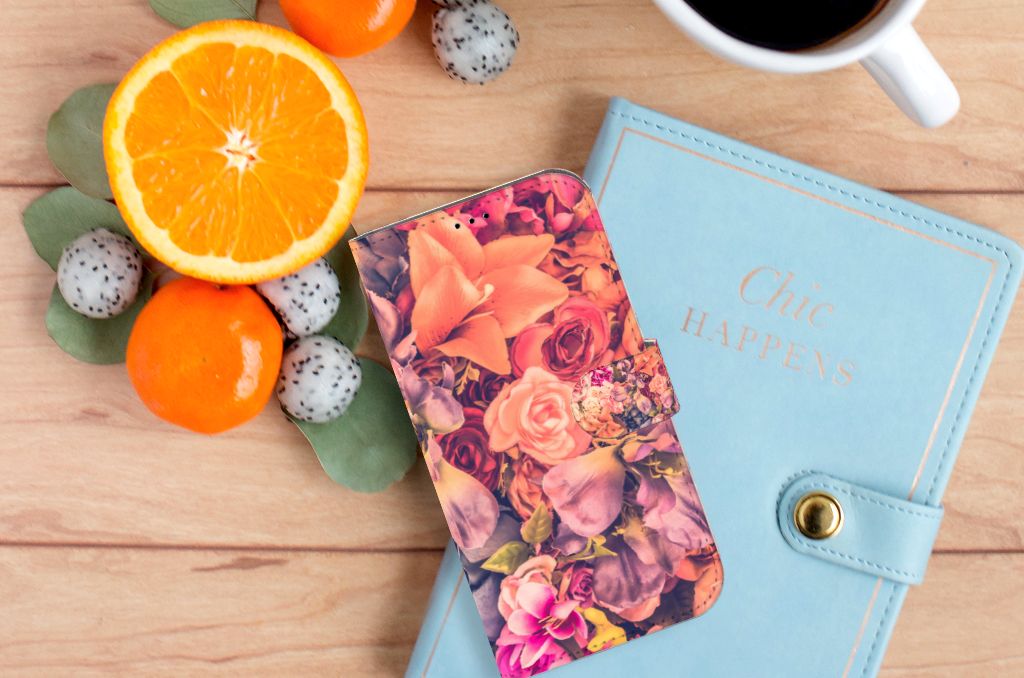 iPhone 14 Plus Hoesje Bosje Bloemen met kleurrijke bloemenprint, vergezeld door fruit en een notitieboekje đ.