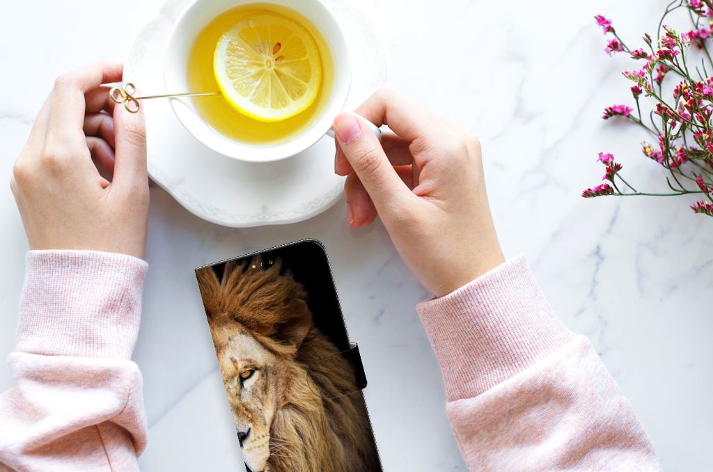 Samsung Galaxy A14 5G Telefoonhoesje met Pasjes Leeuw op een tafel met een kopje thee.