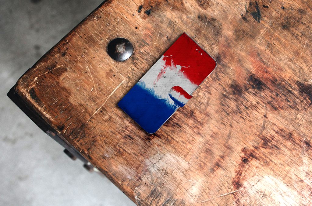 Samsung Galaxy S22 Plus Bookstyle Case Nederland op een houten tafel met een artistieke Nederlandse vlag.