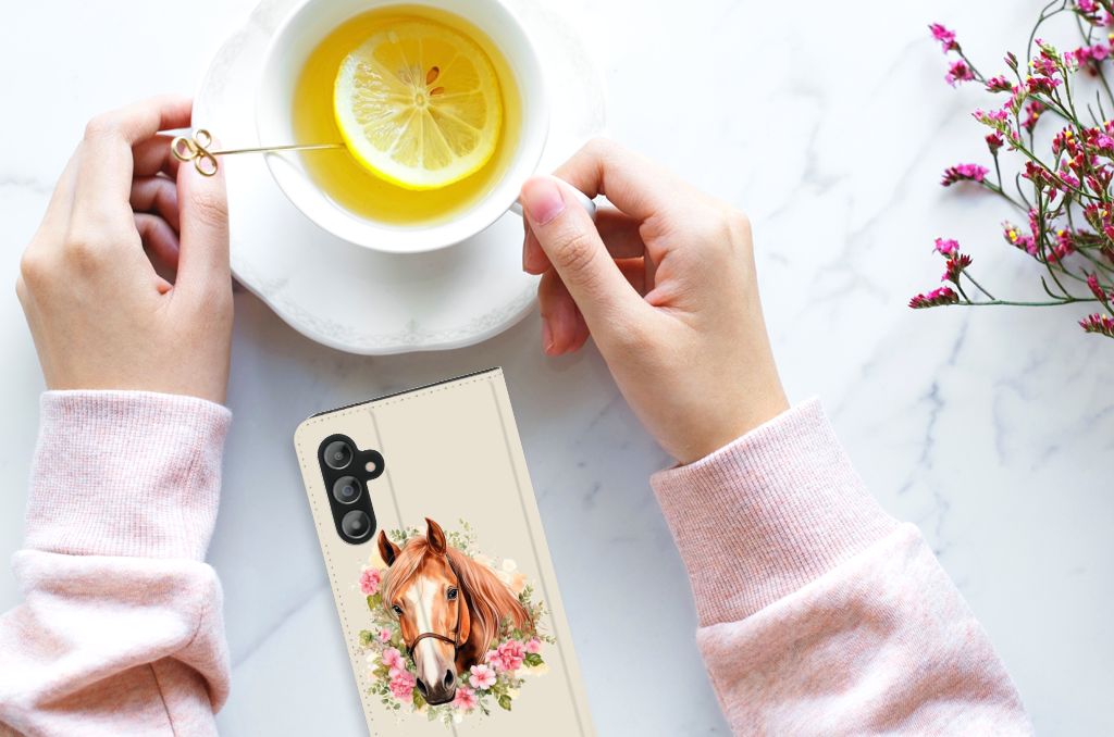 Hoesje maken voor Samsung Galaxy A14 4G Paard met paardenmotief en bloemen, stijlvol naast een kopje thee.