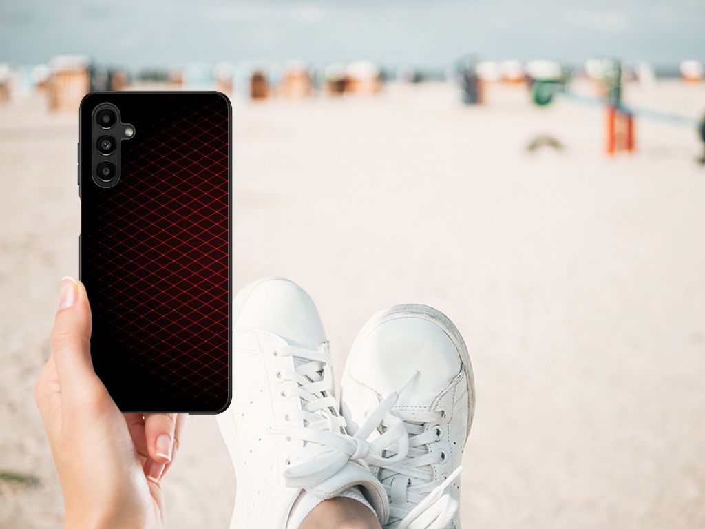 Samsung Galaxy A14 5G Back Case Geruit Rood op het strand met schoenen in de achtergrond.