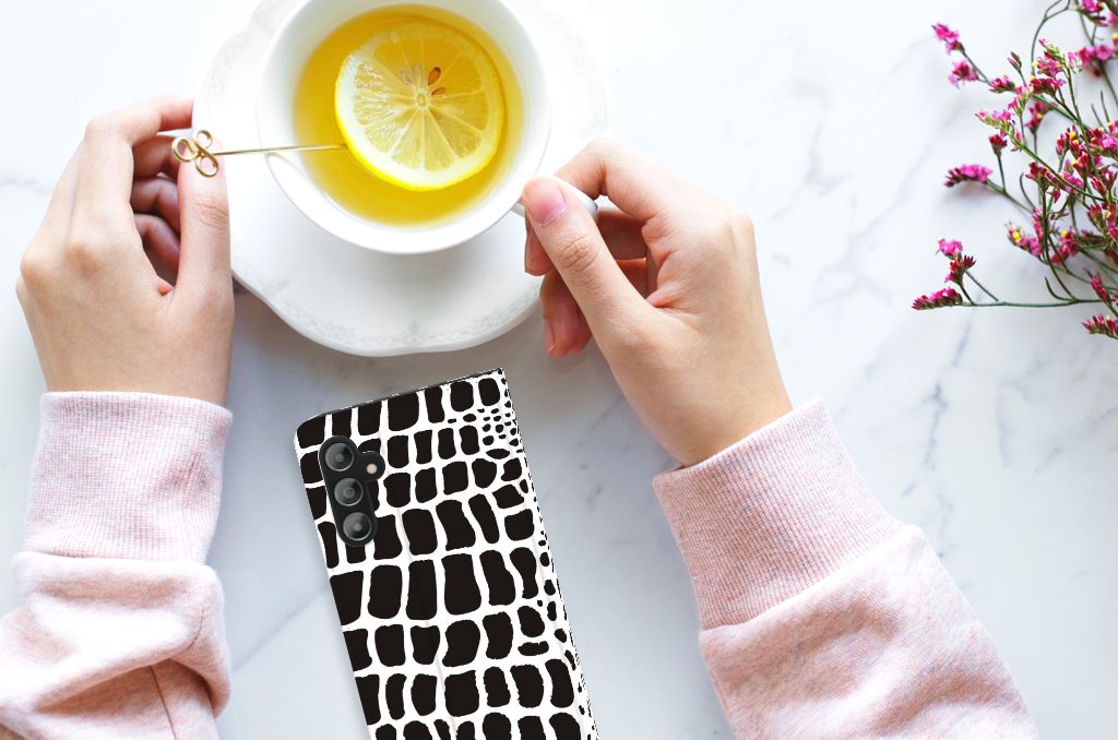 Samsung Galaxy A14 4G Hoesje maken Slangenprint op tafel met een kopje thee en citroen