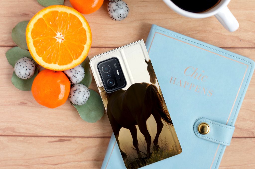 Xiaomi 11T | Xiaomi 11T Pro Hoesje maken Design Cowboy met paardenprint, stijlvolle smartphonehoes op tafel.