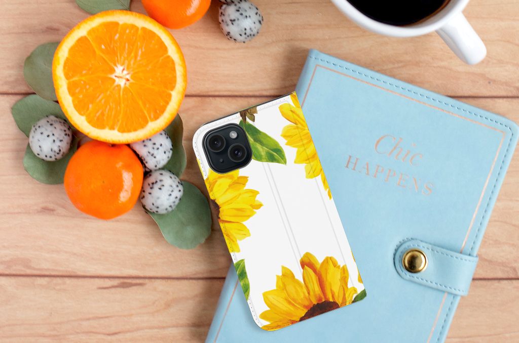 Smart Cover voor iPhone 15 Zonnebloemen omringd door fruit en een chic notitieboek. âī¸
