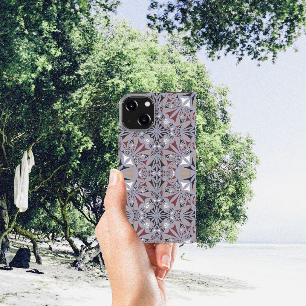 iPhone 14 Standcase Flower Tiles met kleurrijk bloemenpatroon, perfect voor een stijlvolle uitstraling đ¸.