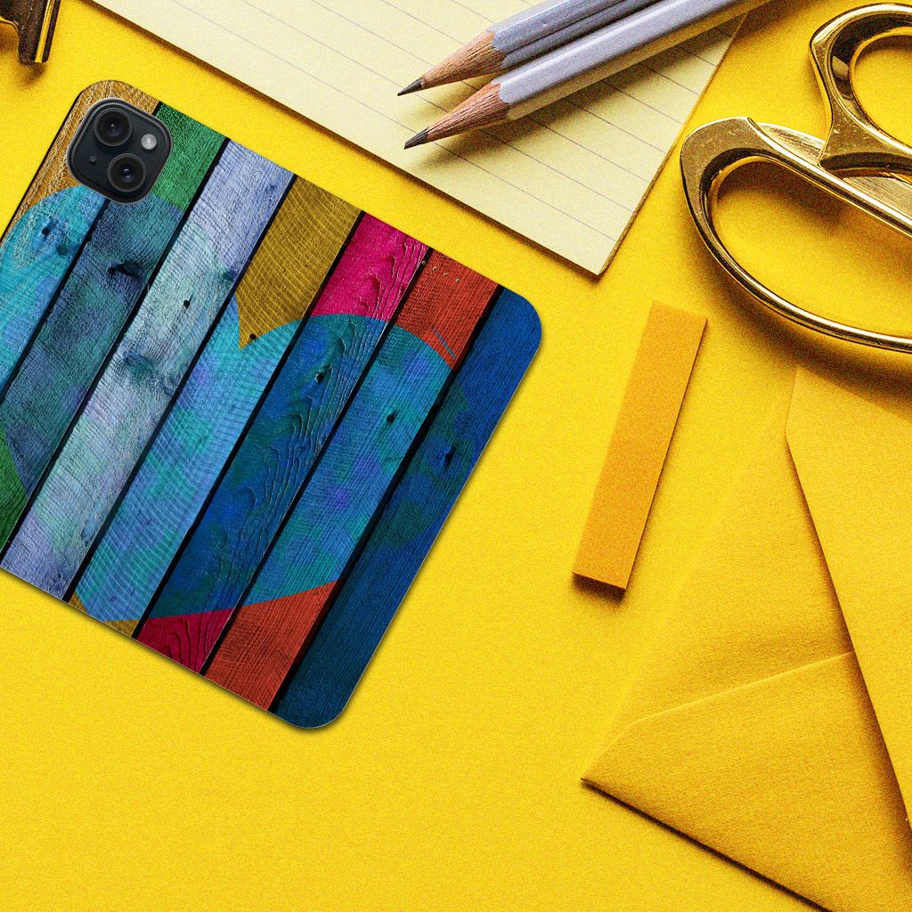 iPhone 15 Plus Book Wallet Case Wood Heart - Cadeau voor je Vriend met kleurrijk hartdesign â¤ī¸ op houten achtergrond.