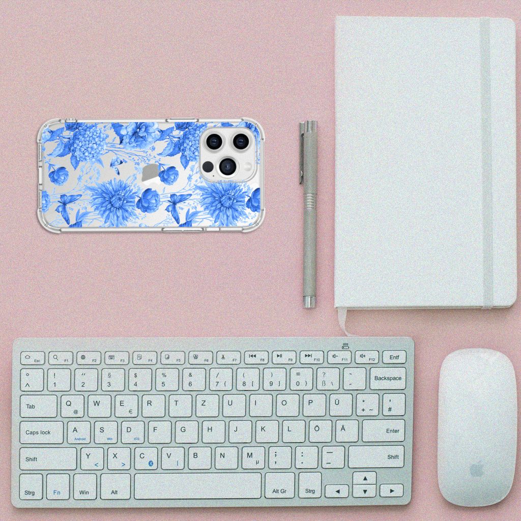 Case voor iPhone 13 Pro Max Flowers Blue op bureau met toetsenbord, muis en notitieboek.