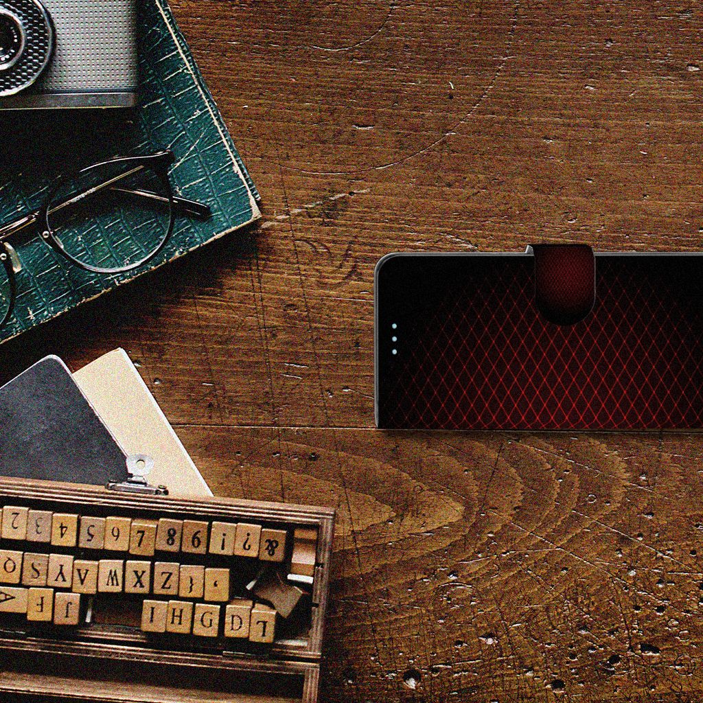 Sony Xperia 10 III Telefoon Hoesje Geruit Rood op een houten bureau met accessoires.