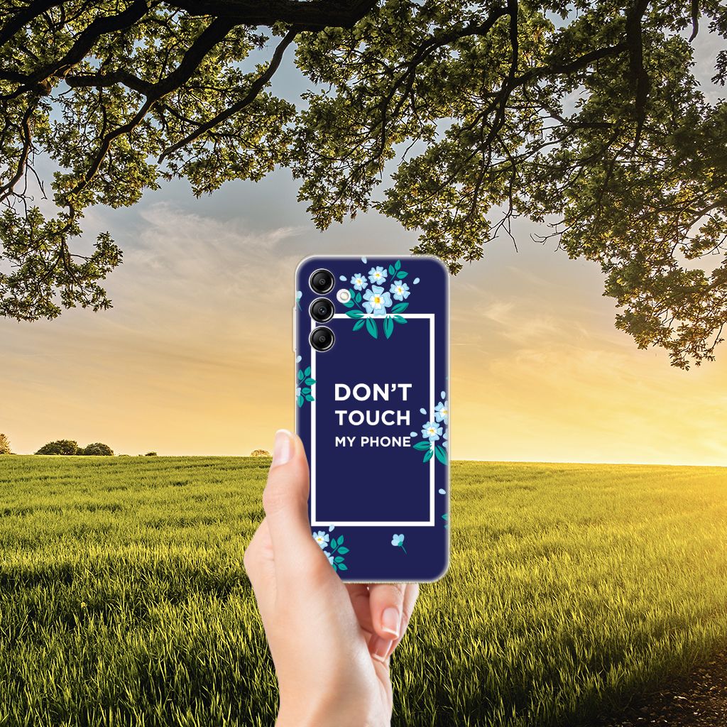 Samsung Galaxy A14 5G Silicone-hoesje Flowers Blue DTMP met tekst 'DON'T TOUCH MY PHONE' in een groene omgeving.