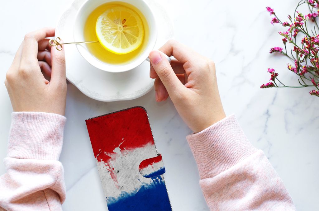 Nokia XR21 Bookstyle Case Nederland met design van de Nederlandse vlag, handen met thee
