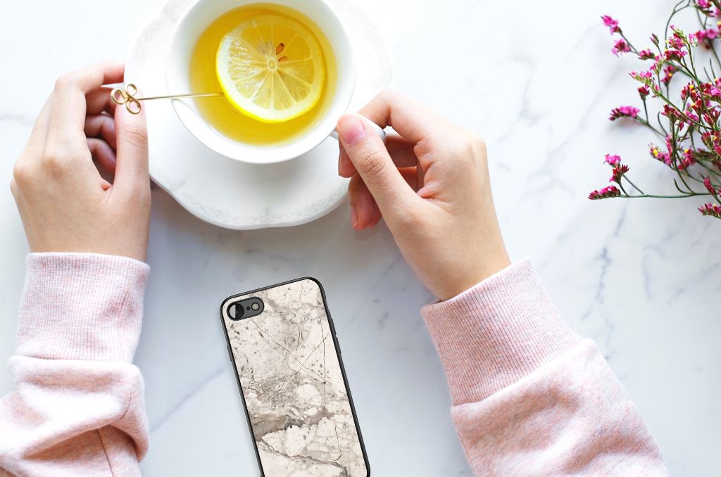 iPhone SE 2022 | SE 2020 | 7/8 Marmeren Print Telefoonhoesje Marmer Beige met een hand die een kopje thee vasthoudt.