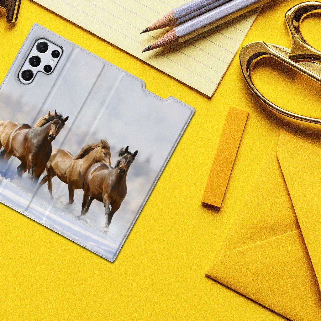 Samsung Galaxy S22 Ultra Hoesje maken Paarden met paardenprint op een kleurrijke achtergrond.