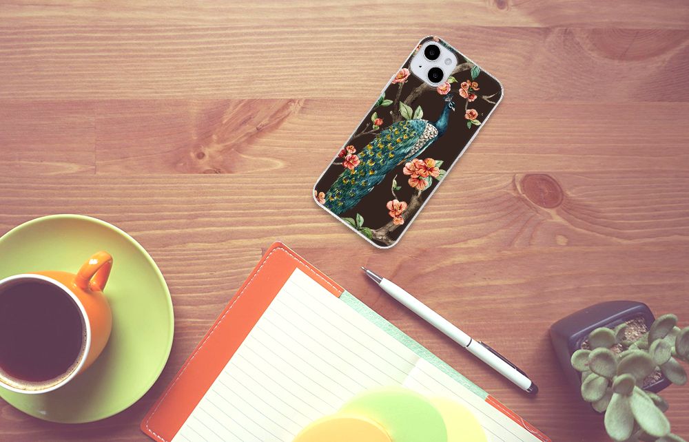 iPhone 15 Plus TPU Hoesje Pauw met Bloemen op een houten tafel met een kopje koffie en notitieboek.