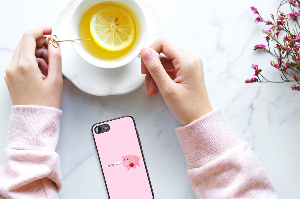 iPhone SE 2022 | SE 2020 | 7/8 Hoesje Pig Mud op tafel met drankje en bloemen in de achtergrond.