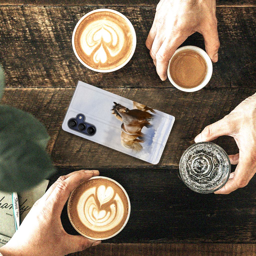 Samsung Galaxy A15 Hoesje maken Paarden op een tafel met koffie en waterglazen.