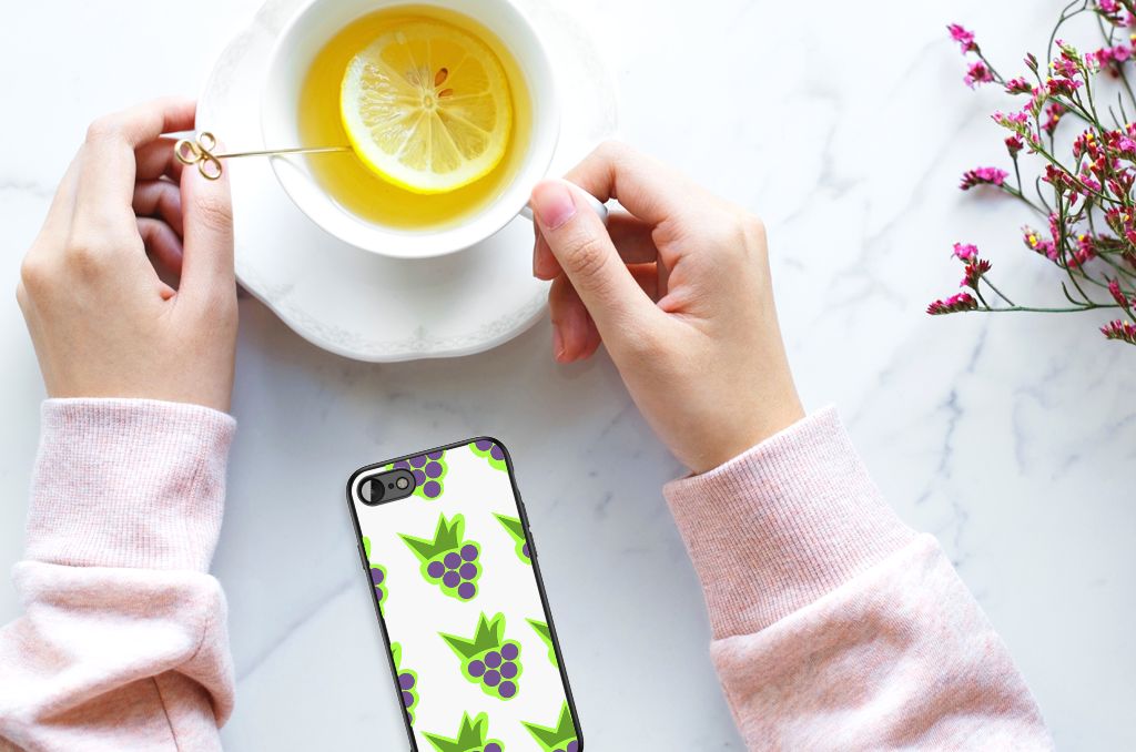 iPhone SE 2022 | SE 2020 | 7/8 Back Cover Hoesje Druiven met handen en een kop thee op een marmeren tafel.