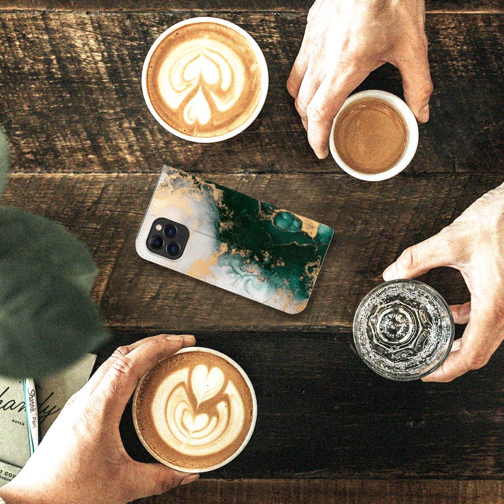 Standcase voor Apple iPhone 11 Pro Marmer Groen op een tafel met koffiekopjes cappuccino â.