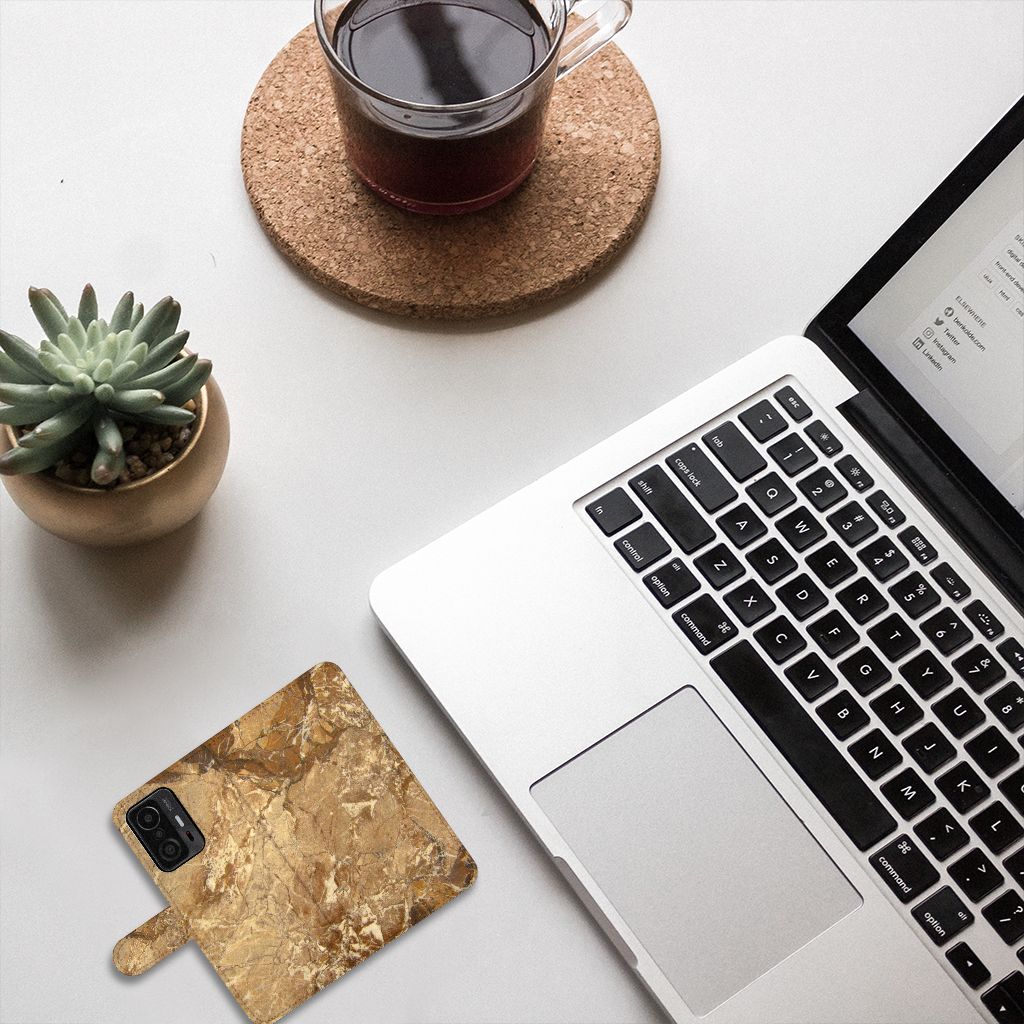 Xiaomi 11T | 11T Pro Bookcase Marmer Creme op een bureau met laptop en koffie