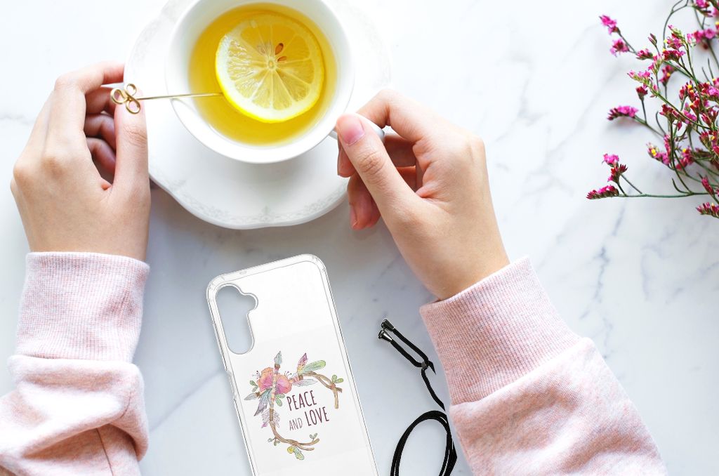 Samsung Galaxy A14 5G Stevig Bumper Hoesje Boho Text naast een kop thee met citroen en bloemen.