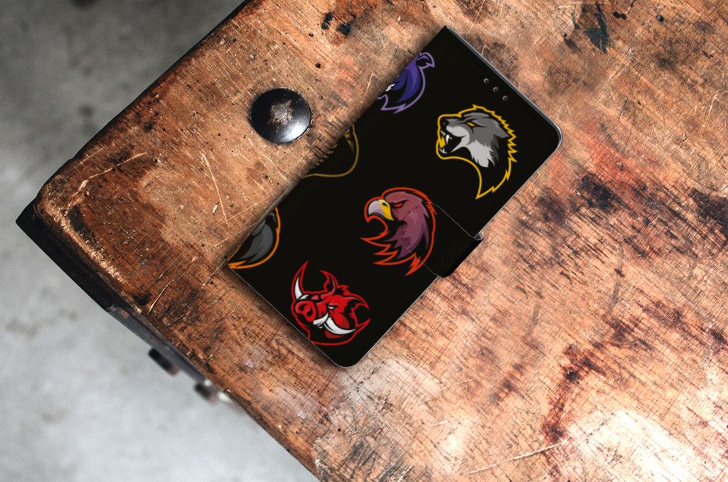 Samsung Xcover Pro Leuk Hoesje Cartoon met verschillende kleurrijke dierenhoofden op een zwart achtergrond.