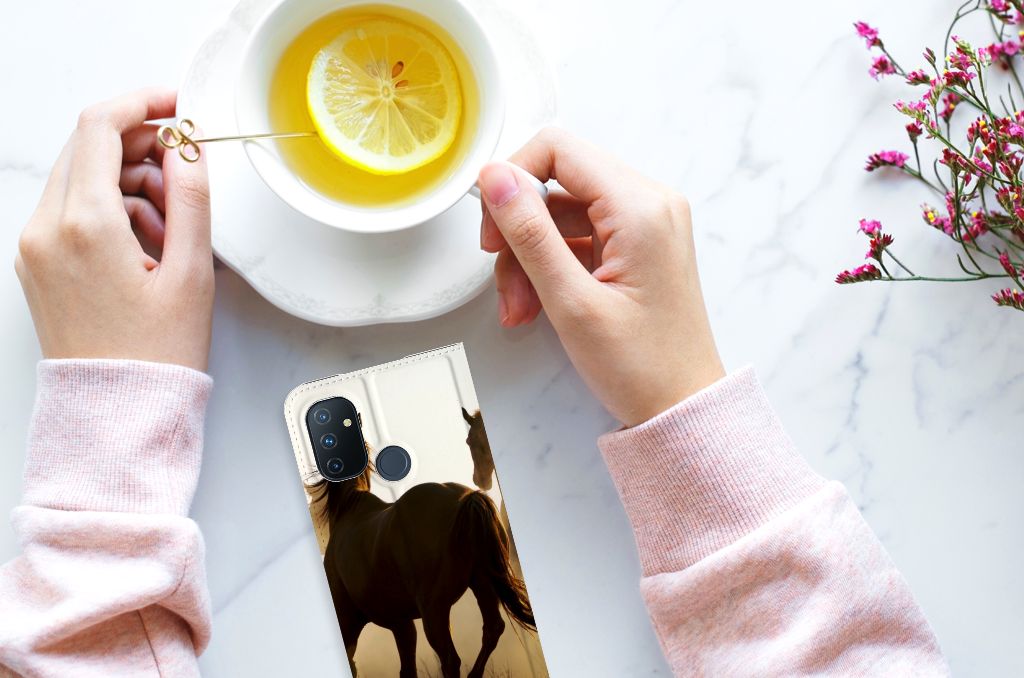 OnePlus Nord N100 Hoesje maken Design Cowboy met paardenprint en een vrouwelijke hand die een kopje thee vasthoudt.