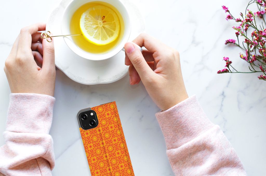iPhone 13 Mini Hoesje met Magneet Batik Oranje - B2C Telecom