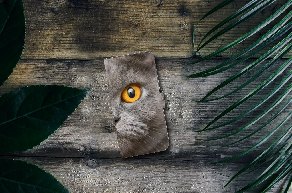 Telefoonhoesje met Pasjes Nokia C12 Britse Korthaar met kattenoog op houten achtergrond.