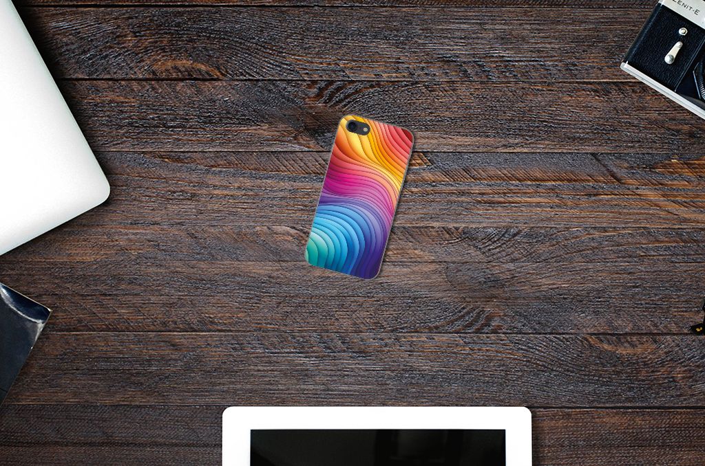 TPU Hoesje voor iPhone SE 2022 | SE 2020 | 8 | 7 Regenboog ligt op een houten tafel met gadgets.