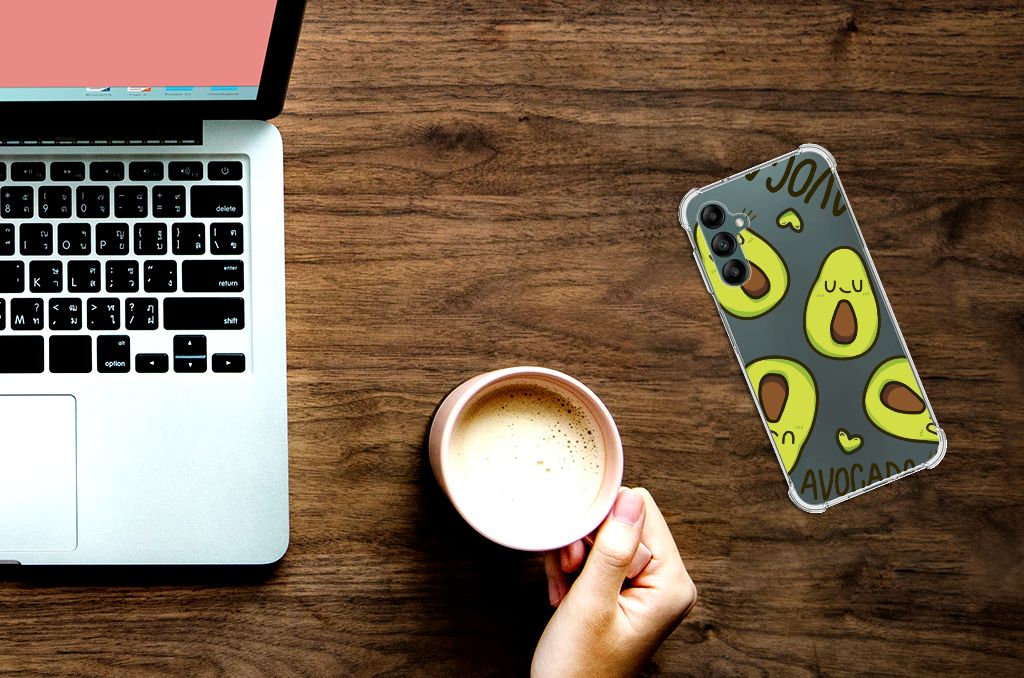 Samsung Galaxy A14 5G/4G Stevig Bumper Hoesje Avocado Singing op een bureau met laptop en koffie.