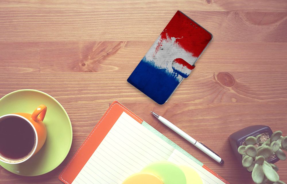 Xiaomi Mi Note 10 Lite Bookstyle Case Nederland met Nederlandse vlag op een houten tafel.