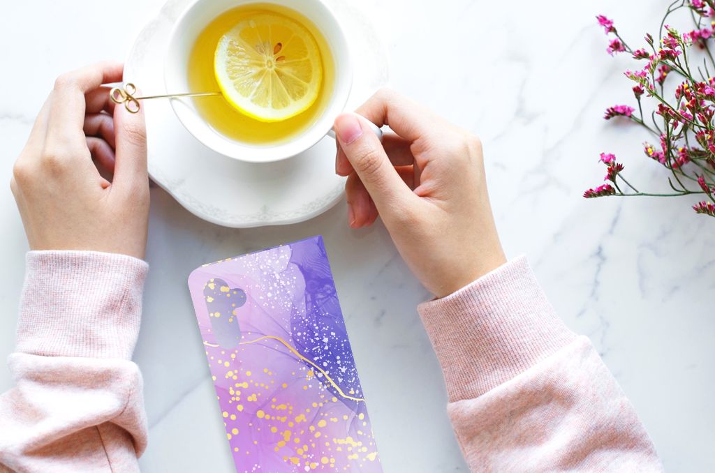 Bookcase voor Samsung Galaxy A14 4G Watercolor Paars met mok thee en citroen op tafel.