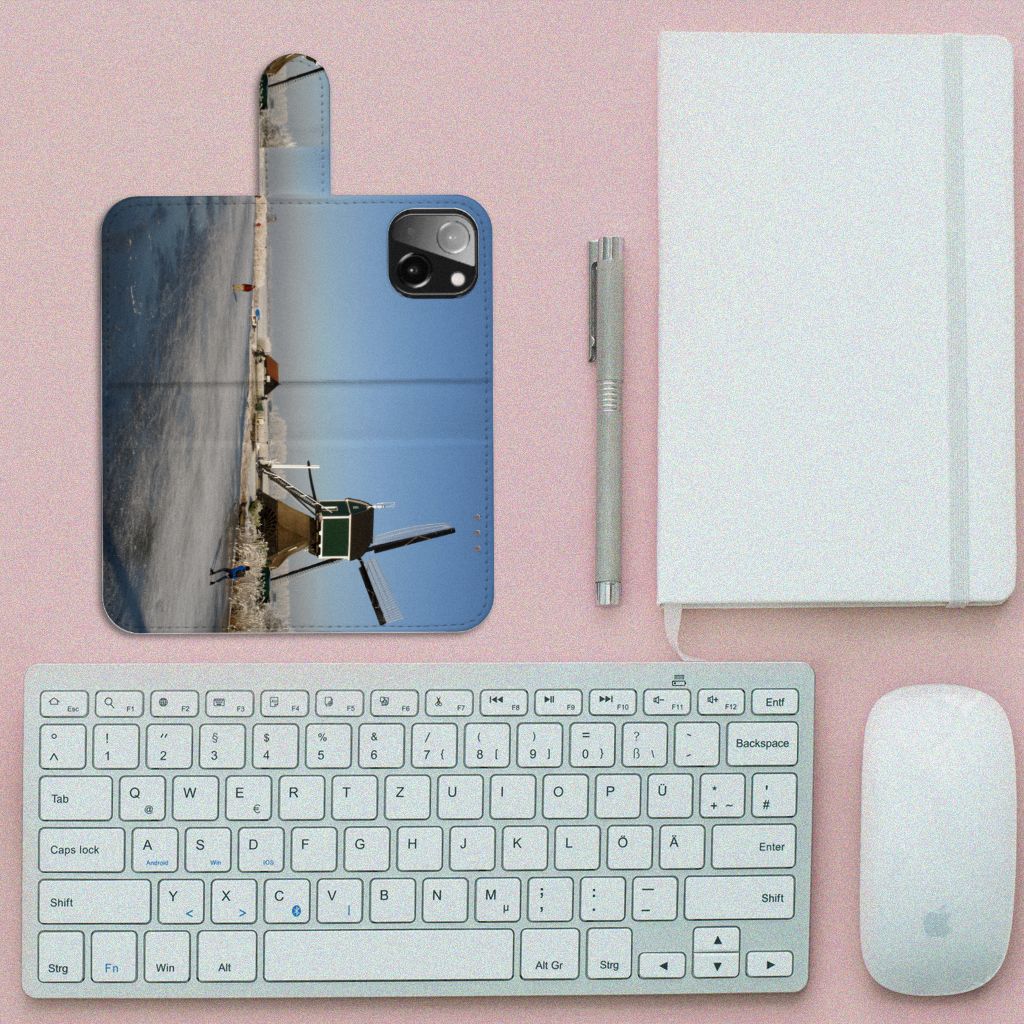iPhone 13 Mini Flip Cover Schaatsers met uitzicht op schaatsers en het Nederlands landschap.