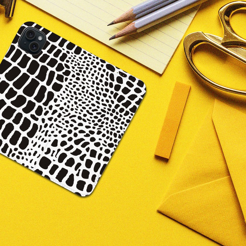 iPhone 15 Plus Hoesje maken Slangenprint met zwart-witte slangenprint op een gele achtergrond ✨.