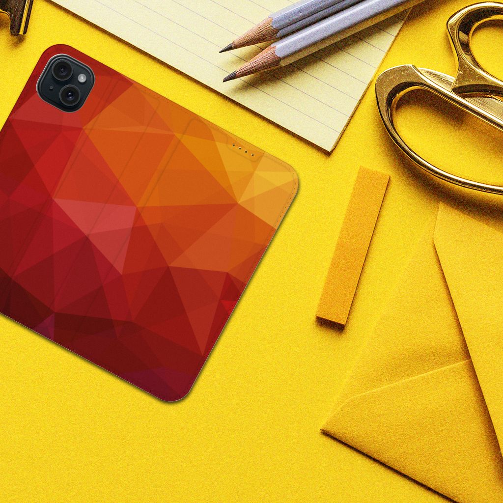 Stand Case voor iPhone 15 Plus Polygon Red op een kleurrijke bureau-achtergrond met abstracte vormen.